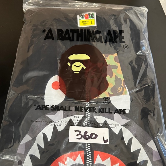 A BATHING APE® COSMIC CAMO SHARK T-SHIRT - Picture 3 of 3